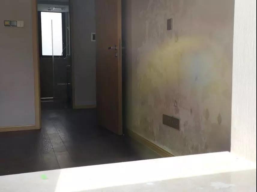 米乐 M6米乐花2000多万买的新房女子刚走进去看到的一幕让她崩溃!(图10) 米乐 M6米乐花2000多万买的新房女子刚走进去看到的一幕让她崩溃!(图10)