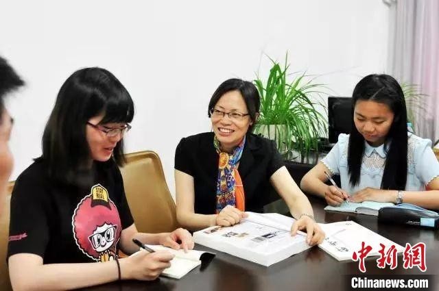 “上海市教育功臣”朱美芳院米乐M6 米乐士：“我们培养的最好‘材料’就是我们的学生”(图2)