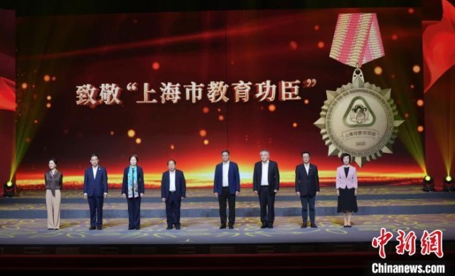 “上海市教育功臣”朱美芳院米乐M6 米乐士：“我们培养的最好‘材料’就是我们的学生”(图1)