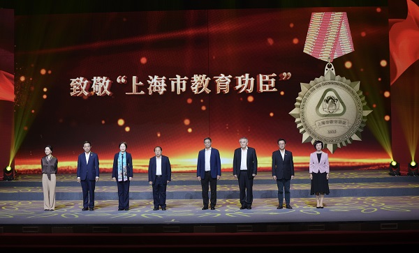 躬耕米乐M6 米乐教坛三十载 勇闯科学“无人区”上海市教育功臣(图1)