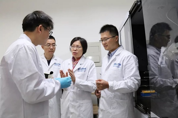 躬耕米乐M6 米乐教坛三十载 勇闯科学“无人区”上海市教育功臣(图2)