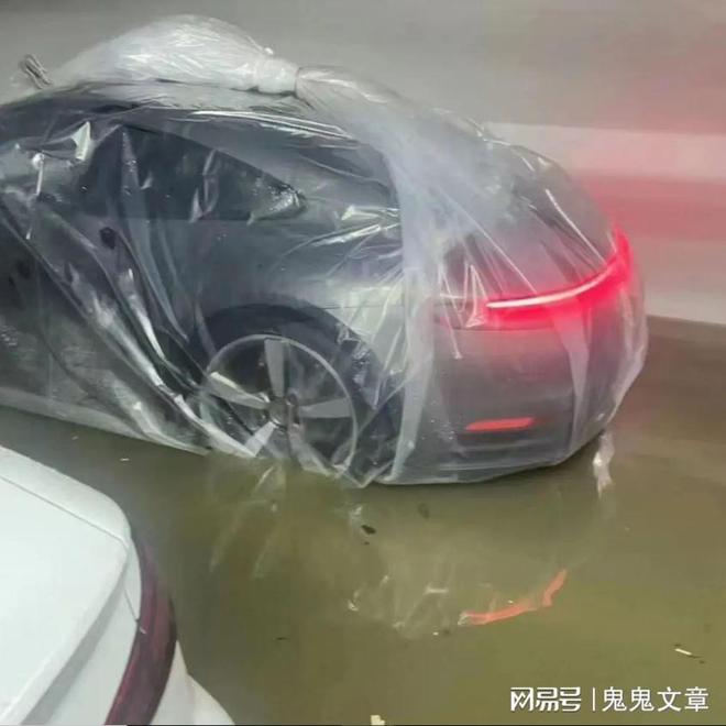 米乐M6 米乐防水界大佬！福州一车主将车装入塑料袋：整个车库就我的没事(图1)