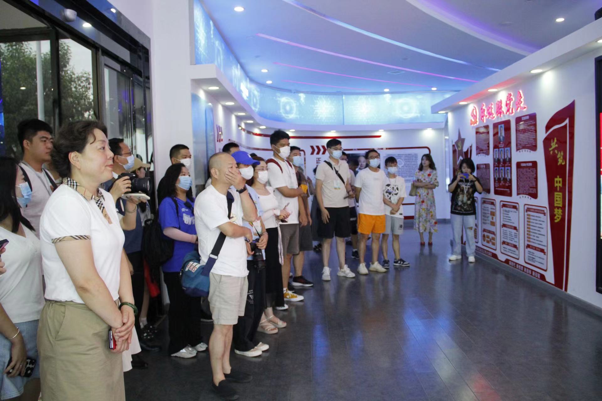 米乐M6 米乐丝路织纽带 携手向未来丨2022全国媒体采访团走进正威新材料纳米谷(图4)