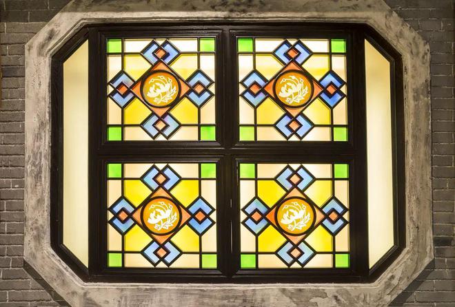 米乐M6 米乐彩色玻璃和QLED电视原理是差不多的？ 2023诺贝尔化学奖探秘(图4)