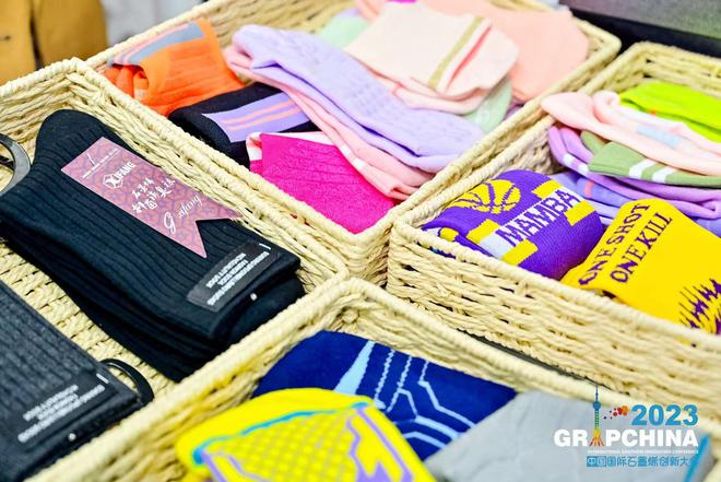 保暖衣背后有啥“黑科技”？石墨烯新材料加速米乐M6 米乐走通市场(图1)