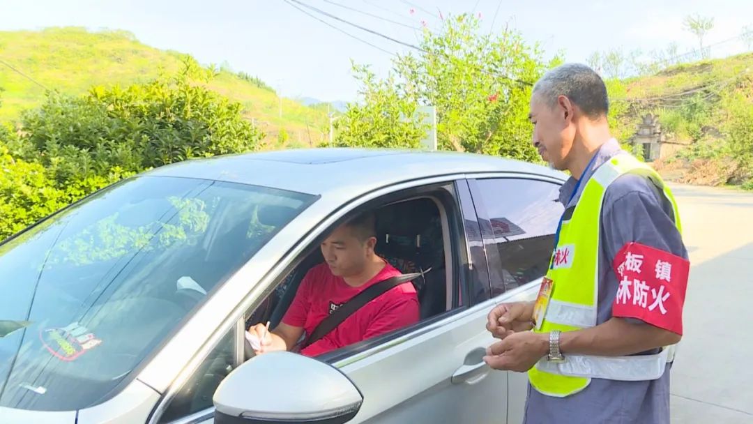 米乐 M6米乐邻水县梁板镇:防火、防汛“两手抓” 筑牢安全“防护墙”(图2) 米乐 M6米乐邻水县梁板镇:防火、防汛“两手抓” 筑牢安全“防护墙”(图2)