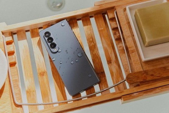 三星Galaxy Z Fold4推出IPX8级防水 引领折叠屏手机新风口(图2) 三星Galaxy Z Fold4推出IPX8级防水 引领折叠屏手机新风口(图2)