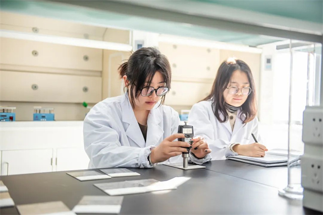 纳米材料上“打孔”!看常州这家企业的超级“魔法”(图6) 纳米材料上“打孔”!看常州这家企业的超级“魔法”(图6)