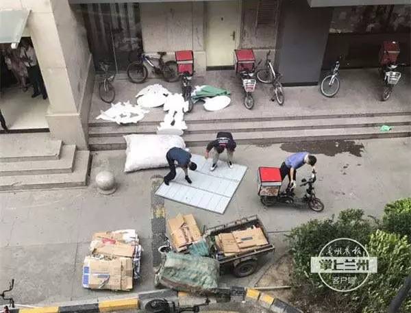 ？兰州：铁制防护板被大风吹起这两个小哥的行为太赞了！(图1)