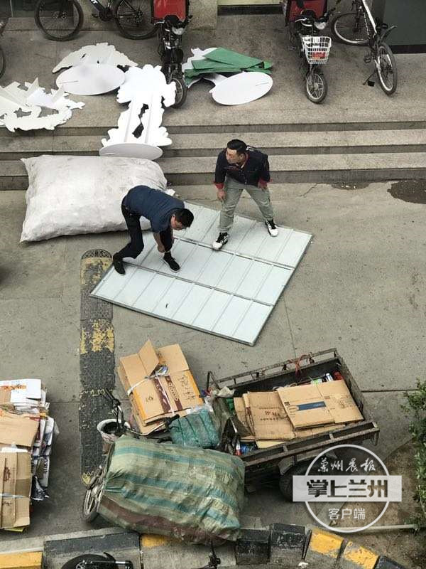 ？兰州：铁制防护板被大风吹起这两个小哥的行为太赞了！(图2)