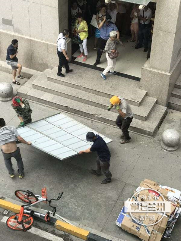 ？兰州：铁制防护板被大风吹起这两个小哥的行为太赞了！(图3)
