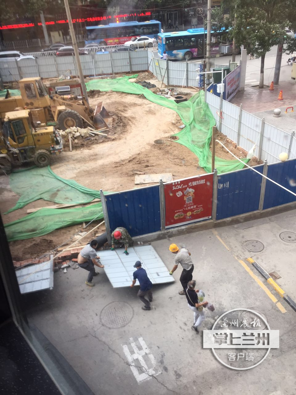 ？兰州：铁制防护板被大风吹起这两个小哥的行为太赞了！(图4)