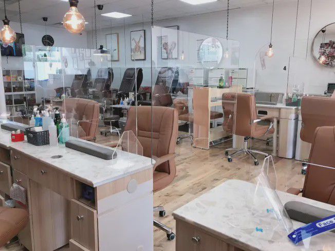 华人美甲店复工全面防护 重金装设隔离板、把控人流(图1)