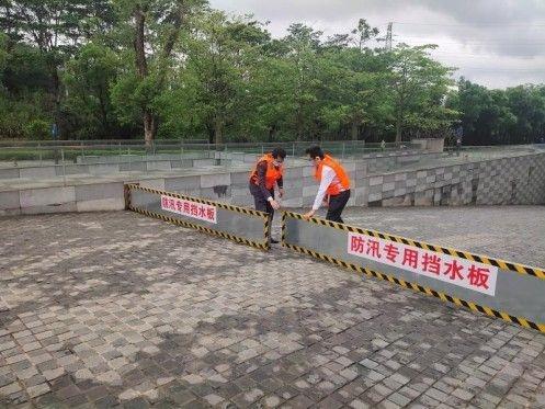 不锈钢挡水板防腐蚀性强安装简单城市内涝防洪利器(图1) 不锈钢挡水板防腐蚀性强安装简单城市内涝防洪利器(图1)