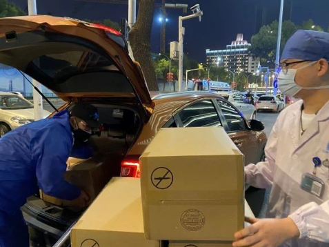 2600件防护服到达武汉 武汉体育爱心救援行动小组正在接受物资(图2)