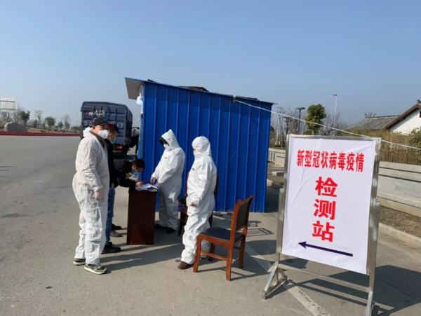 2600件防护服到达武汉 武汉体育爱心救援行动小组正在接受物资(图1)