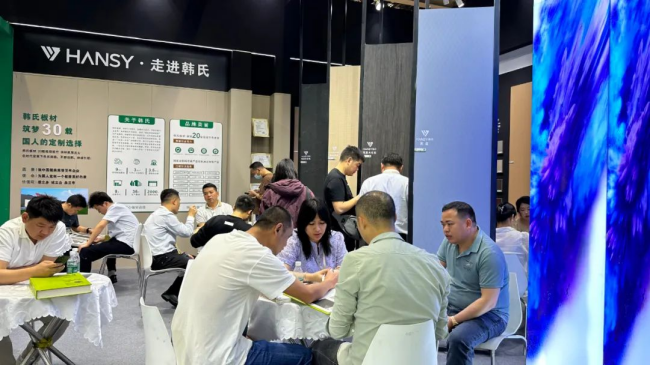 展会看韩氏 预见新趋势丨韩氏板材亮相第13届广州定制家居展(图2) 展会看韩氏 预见新趋势丨韩氏板材亮相第13届广州定制家居展(图2)