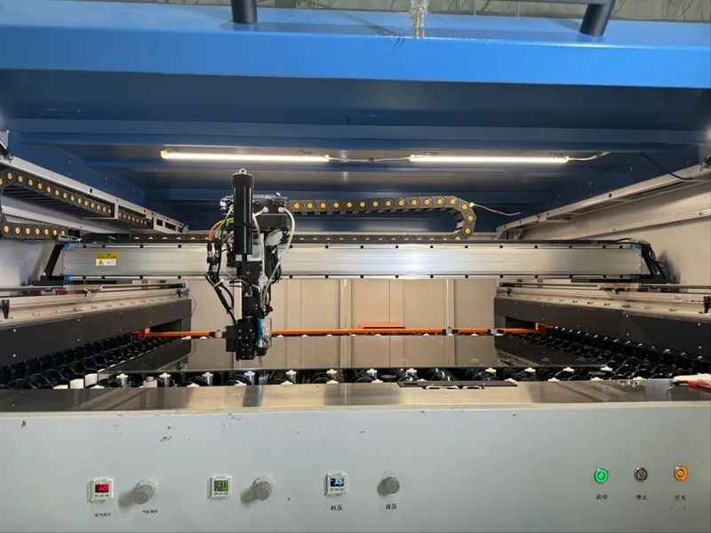 苏州：普通玻璃加层纳米膜 颜色深浅指尖调(图2)