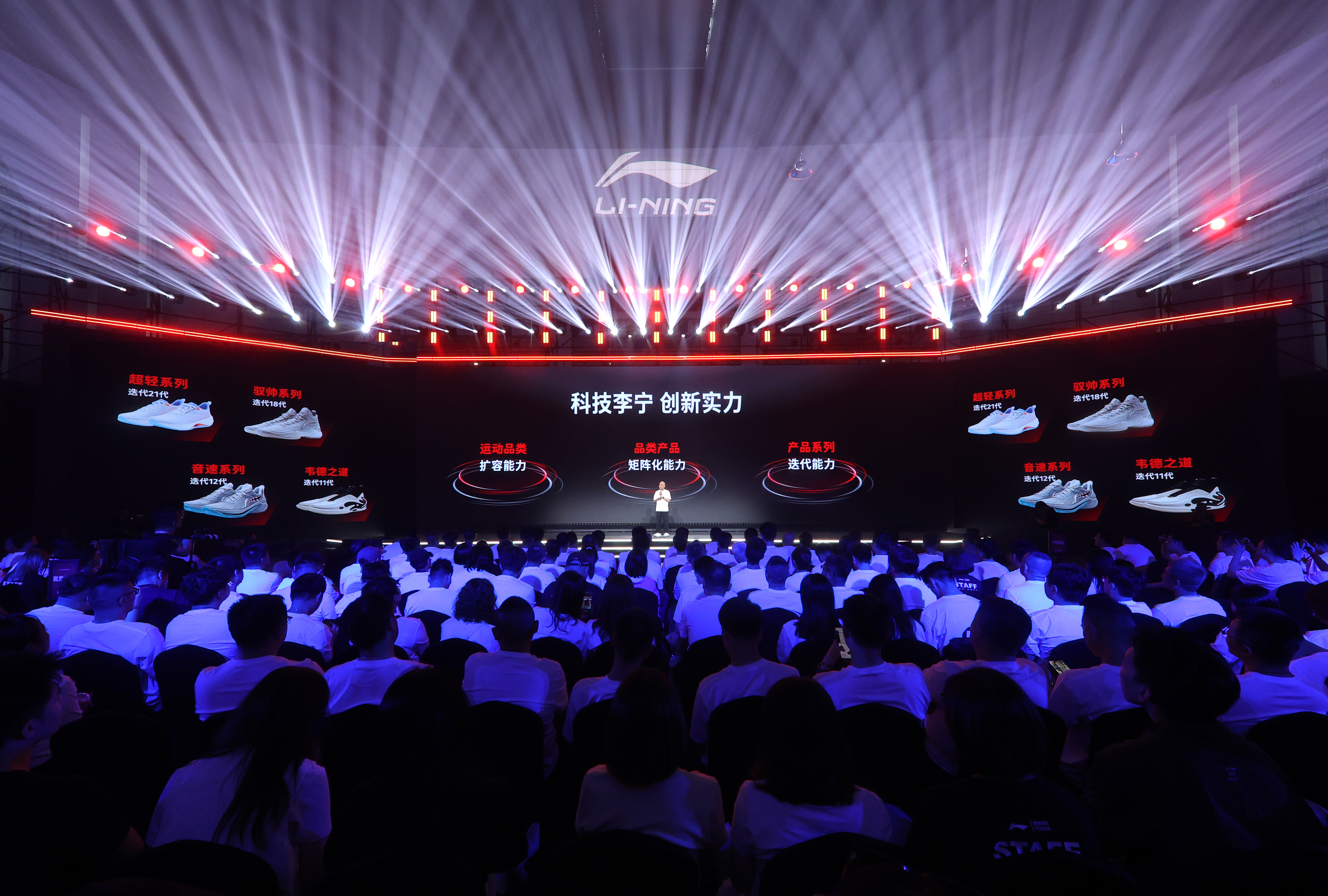 运动品牌李宁搞了一场未来感十足的科技大秀(图3) 运动品牌李宁搞了一场未来感十足的科技大秀(图3)