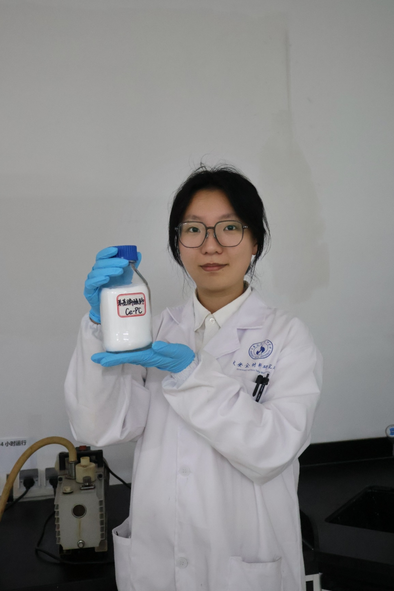 “00”后大学生洪雨彤:辟无氟抗滴落新天地展材料火安全新篇章(图2) “00”后大学生洪雨彤:辟无氟抗滴落新天地展材料火安全新篇章(图2)