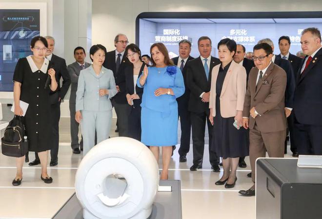 秘鲁总统博鲁阿尔特访问苏州(图1) 秘鲁总统博鲁阿尔特访问苏州(图1)