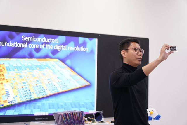 新材料 “芯”飞跃西交利物浦大学学者研究获国际顶刊《自然-通讯》收录(图2) 新材料 “芯”飞跃西交利物浦大学学者研究获国际顶刊《自然-通讯》收录(图2)
